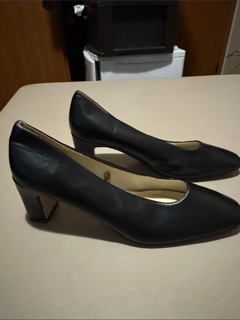 Women’s Black Leather Mid-Heel Pumps